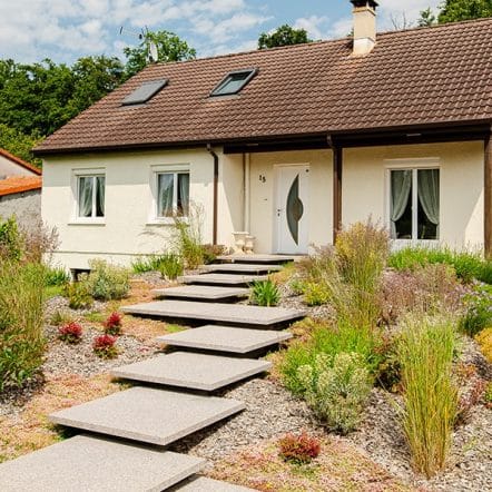 dalles d’emmarchement en pierre naturelle dans un jardin à Nancy