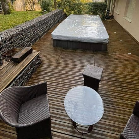 Terrasse en bois entretenue par un paysagiste