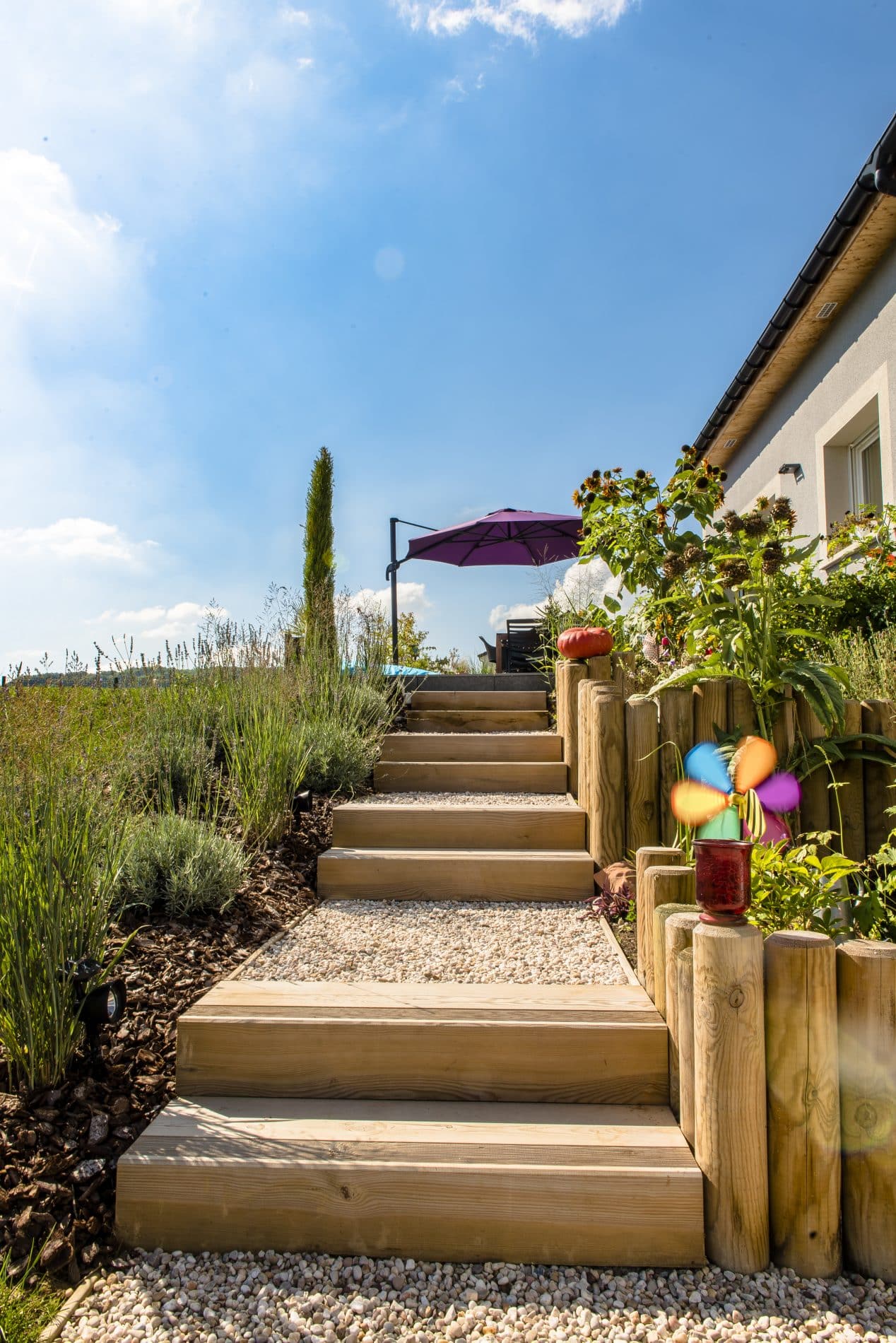 escalier paysager en gravier avec bordures en bois réalisé par Pauchard Paysage