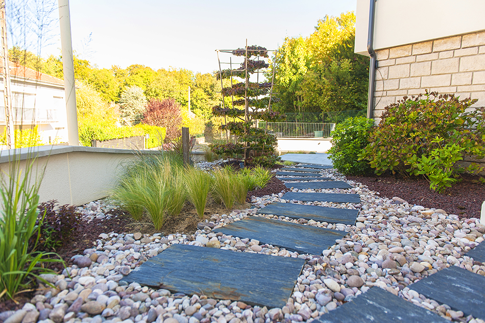 Photo 1 – aménagement d’allée de jardin en dalles