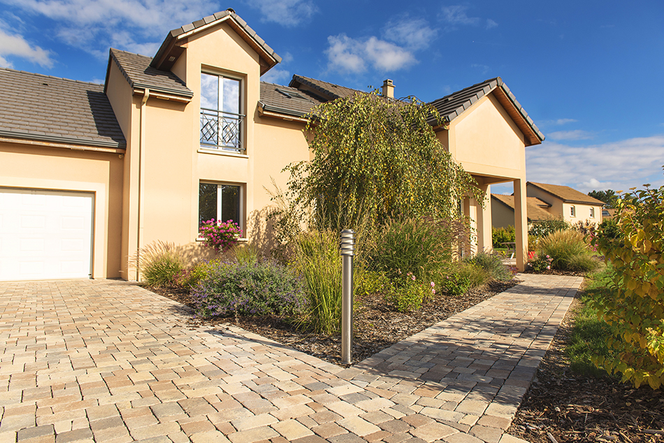 Photo 2 – une cour de jardin en pavés