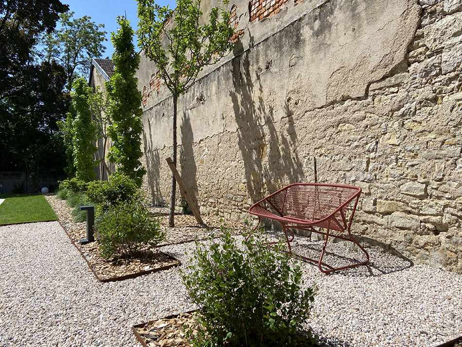 Photo 3 – une allée extérieure en gravillons