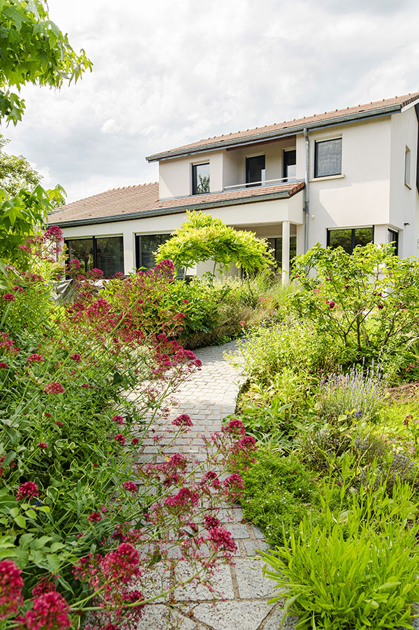 Photo 5 – une allée piétonne en dalles