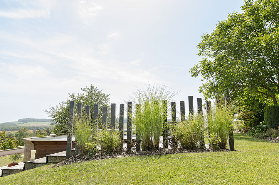 Photo 3 – des colonnes de schiste pour cacher du vis-à-vis