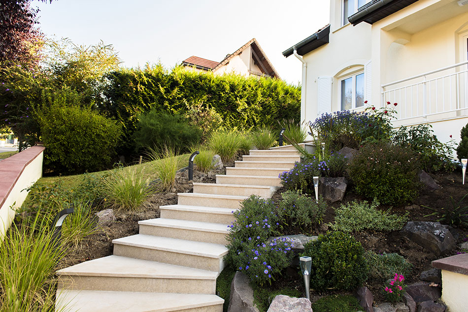 Photo 2 – un escalier extérieur dans un jardin
