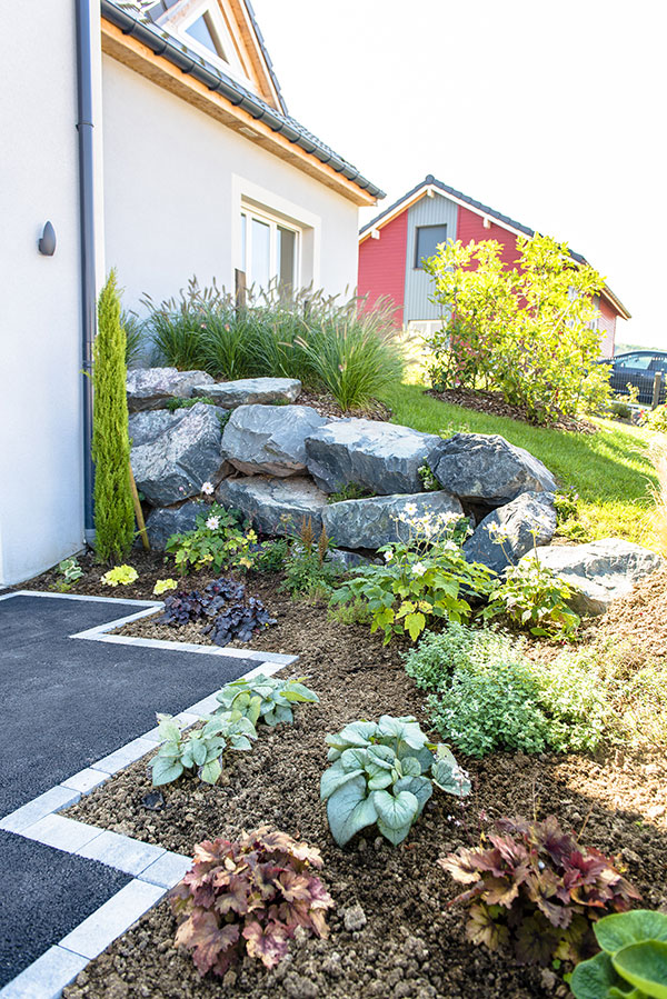 Photo 3 – des enrochements dans un massif