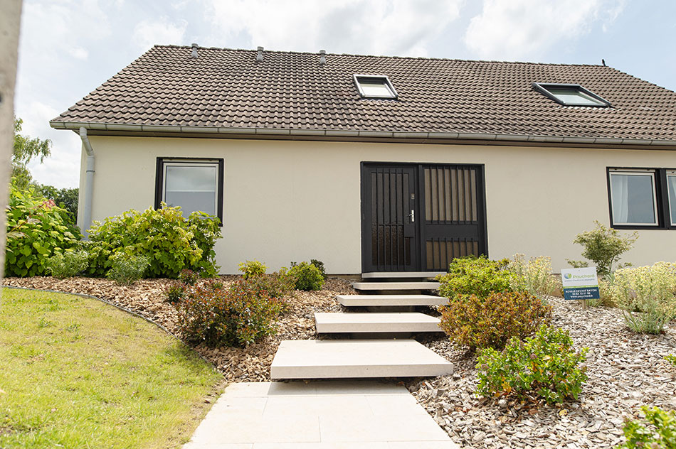 Photo 5 – des dalles d’emmarchement pour accéder à une maison