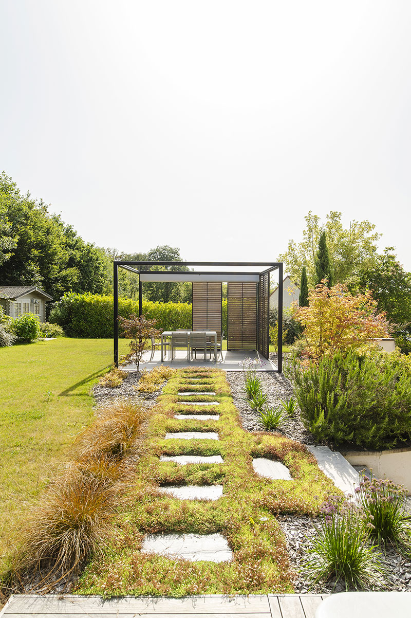 Photo 1 – une pergola abritant un salon de jardin