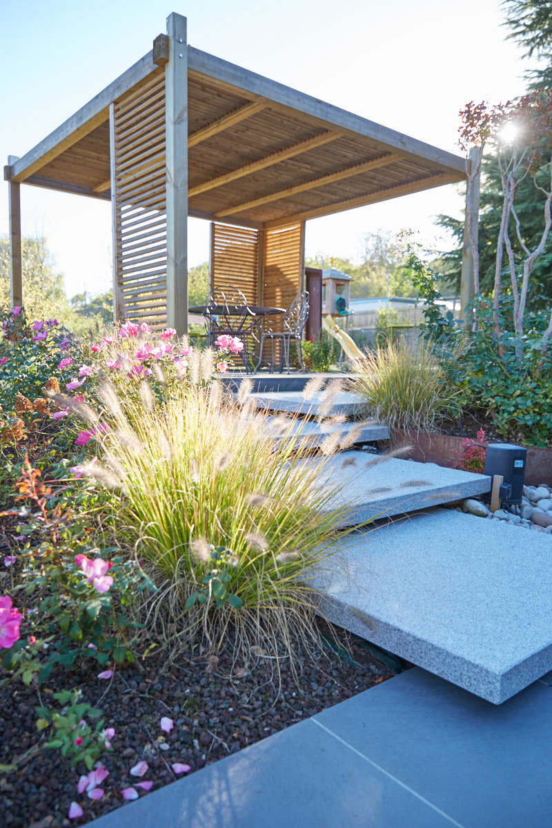 Photo 2 – une pergola et un escalier de jardin