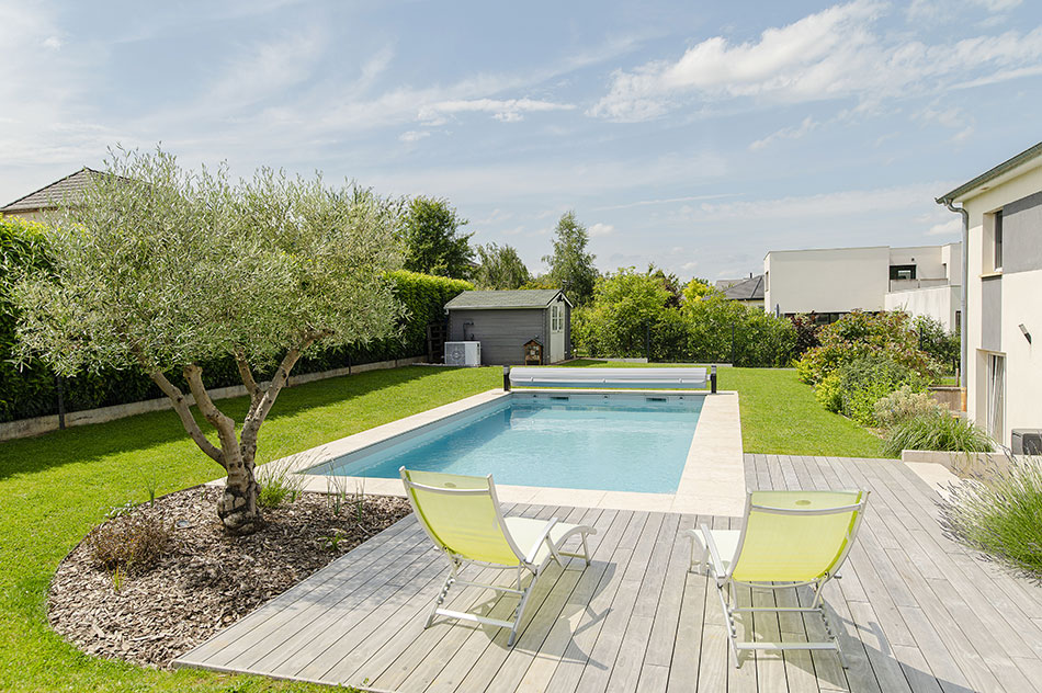Photo 1 – une piscine avec une terrasse en bois