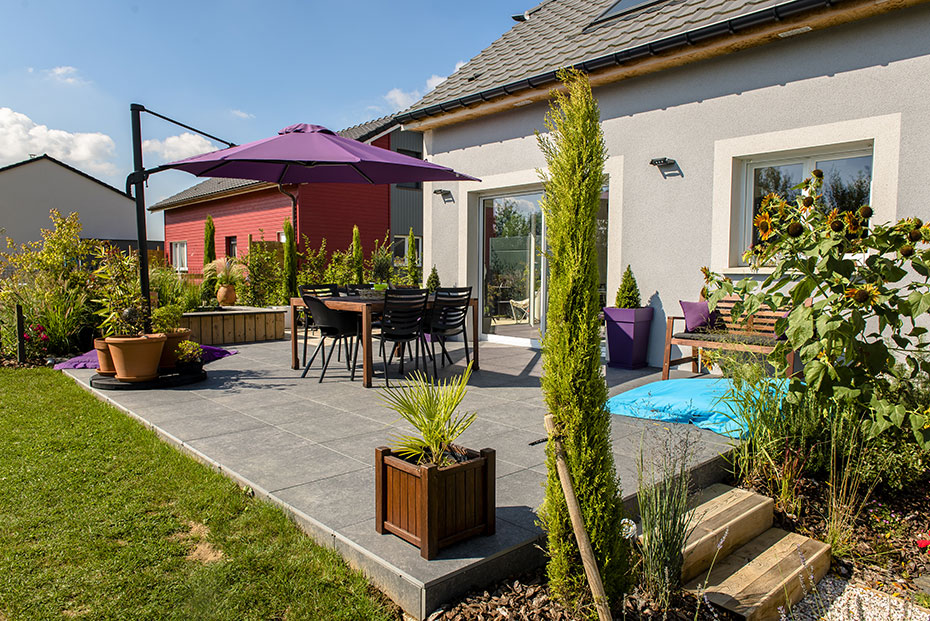 Photo 2 – une terrasse en grès cérame avec un salon de jardin