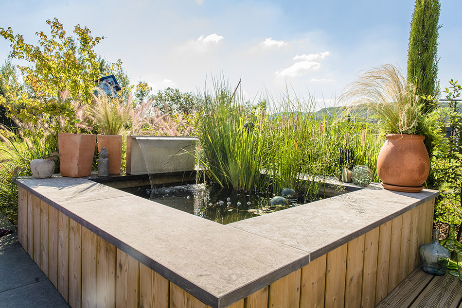Photo 2 – une fontaine de jardin sur une terrasse