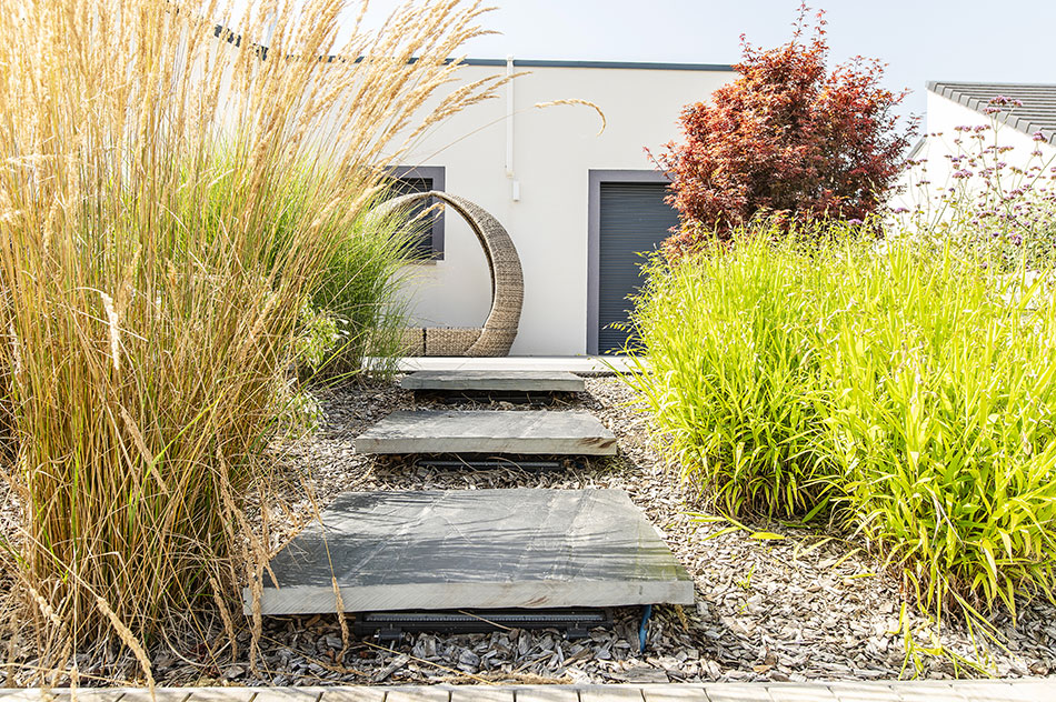 Photo 2 – un massif végétal avec de la maçonnerie paysagère