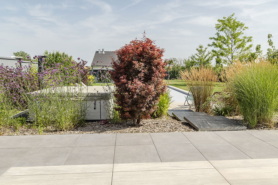 Photo 3 – un spa dans un aménagement extérieur