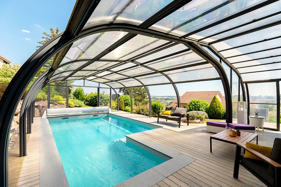 Photo 1 – un abri de piscine avec un salon de jardin