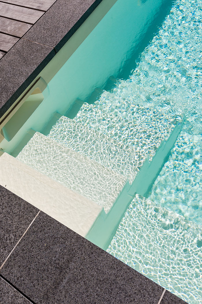 Photo 4 – un escalier de piscine dans un bassin