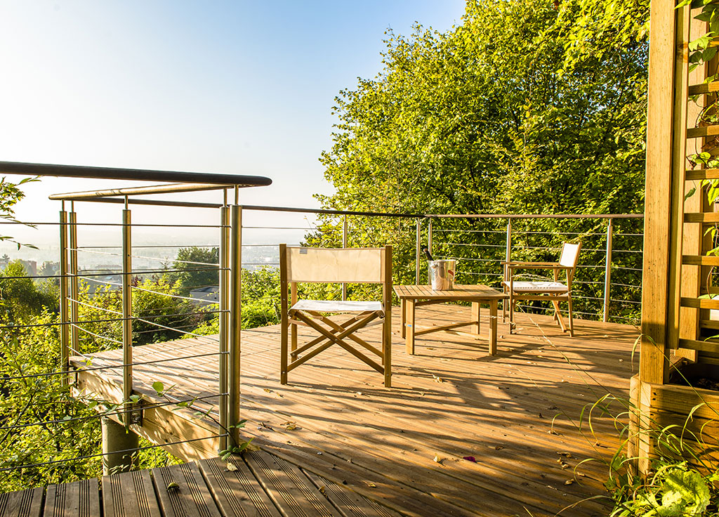Photo 5 – un balcon en bois avec du mobilier extérieur